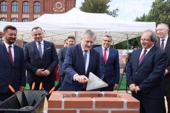  Podpisanie aktu erekcyjnego budowy Akademickiej Strefy Sztuki Scenicznej. fot. Andrzej Grygiel / UMWS 