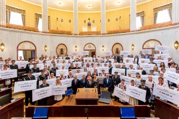  Wręczone czeki dla Kół Gospodyń Wiejskich. fot. Tomasz Żak / UMWS 