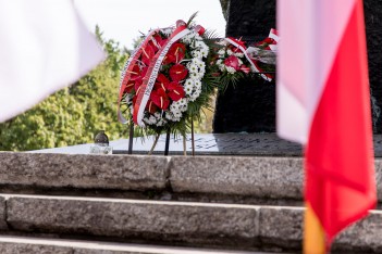 Wieńce u stóp Pomnika Żołnierza Polskiego