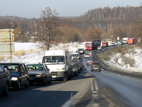  Wzrost natężenia ruchu kołowego w powiecie jest coraz bardziej dotkliwy 