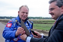  Kielnię dostarczył spadochroniarz Jacek Gawryszewski. 