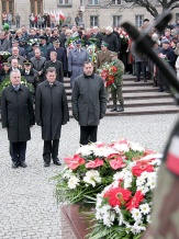  Wieniec złożyli (od lewej) członek Zarządu Marian Jarosz, marszałek Michał Czarski i wicemarszałek Sergiusz Karpiński. 