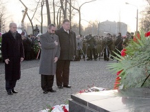  W imieniu Samorządu Województwa kwiaty złożyli (od lewej): wicemarszałek Grzegorz Szpyrka, marszałek Janusz Moszyński oraz przewodniczący Sejmiku Piotr Zienc. 