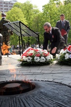  W imieniu Zarządu Województwa kwiaty pod pomnikiem Powstańców Śląskich złożył marszałek Janusz Moszyński i członek Zarządu Marian Ormaniec 