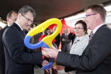  Marszałek Bogusław Śmigielski odebrał symboliczny klucz do nowych pociągów 