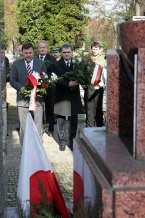  Przed pomnikiem Nagrobnym Żołnierzy Organizacji Niepodległościowych 1945-1956 