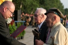  Członek Zarządu Województwa Piotr Spyra wręczył kombatantom wyróżnienia 