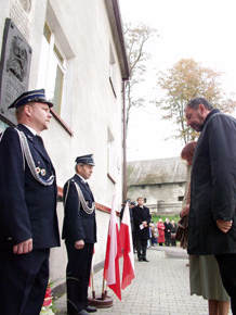  Złożenie kwiatów pod tablicą pamiątkową 